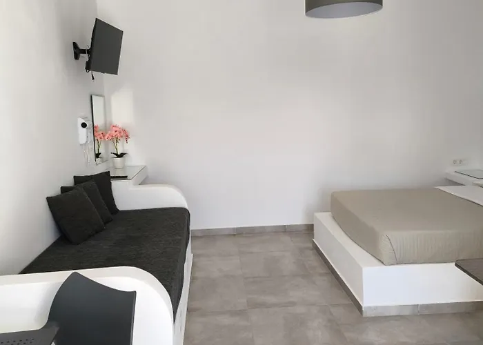 Mary 4* Perissa (Santorini)