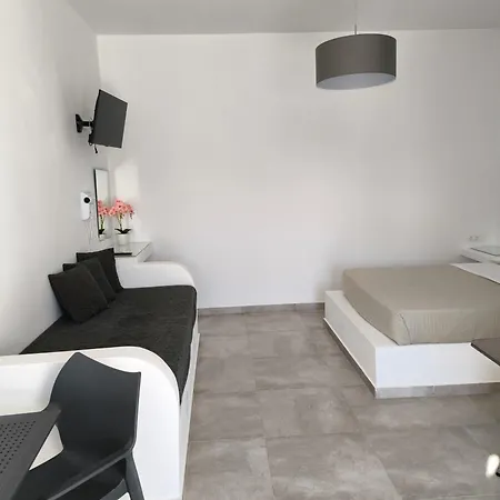 Mary 4* Perissa (Santorini)