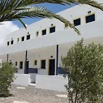 מלון דירות Mary 4*
